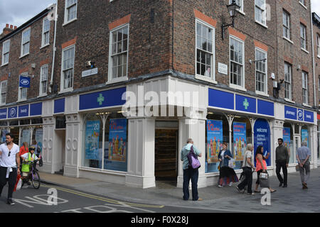 Stivali farmacia nell'angolo di Goodramgate & King Square. York, Inghilterra. Foto Stock