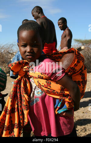 Ragazzo africano e baby da Samburu tribù in un villaggio locale Foto Stock