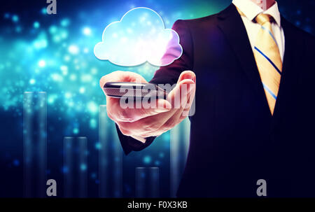 Smart phone cloud servizio di connettività con tema il business man Foto Stock