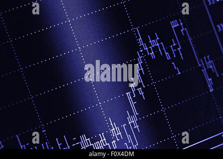 Il mercato azionario grafico su sfondo blu Foto Stock