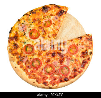 Home pizza fatta a bordo isolato Foto Stock