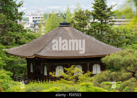 Top-vista di Kannon-den, i due piani la struttura principale di Ginkaku-Ji, Kyoto, Giappone. Il bronzo phoenix sul tetto rivolto verso oriente c Foto Stock