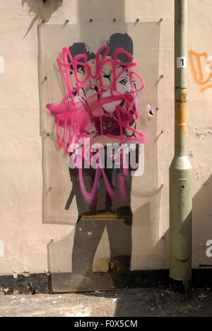 Tag Graffiti spruzzato sullo schermo in plastica che copre il famoso Banksy "Kissing Coppers' graffiti di due bacio gay poliziotti sul lato del Prince Albert pub vicino stazione ferroviaria di Brighton. Foto Stock