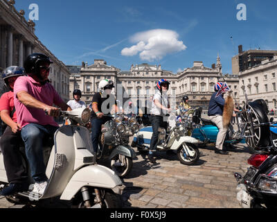 Londra, Regno Unito. Il 22 agosto, 2015. Scooter posse visita al Somerset House a The Strand Londra per visitare l'inceppamento Exhinition 'circa il giovane Idea'. Credito: Martyn Goddard/Alamy Live News Foto Stock