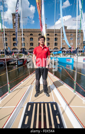 Londra, Regno Unito. Il 22 agosto 2015. Ritratto di Shenxi Chi, un membro dell'equipaggio di Qingdao, uno yacht sponsorizzato dalla città cinese di quel nome. Shenxi Chi gareggerà nella prima manche di gara da Londra a Rio de Janeiro. Del 22 equipaggio di Qingdao, 11 prenderà parte in tutto 40.000 miglia, 11 mese gara. Le dodici barche in competizione in The Clipper Round the World Race sono attraccati in St Katherine's Dock, prima della partenza della gara il 30 agosto, come fervono i preparativi. Credito: Stephen Chung / Alamy Live News Foto Stock