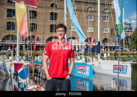 Londra, Regno Unito. Il 22 agosto 2015. Ritratto di Shenxi Chi, un membro dell'equipaggio di Qingdao, uno yacht sponsorizzato dalla città cinese di quel nome. Shenxi Chi gareggerà nella prima manche di gara da Londra a Rio de Janeiro. Del 22 equipaggio di Qingdao, 11 prenderà parte in tutto 40.000 miglia, 11 mese gara. Le dodici barche in competizione in The Clipper Round the World Race sono attraccati in St Katherine's Dock, prima della partenza della gara il 30 agosto, come fervono i preparativi. Credito: Stephen Chung / Alamy Live News Foto Stock