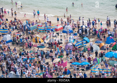 Bournemouth, Regno Unito. Il 22 agosto 2015. I visitatori si scende sul Bournemouth per l'Ottava annuale Bournemouth Air Festival. Credito: Carolyn Jenkins/Alamy Live News Foto Stock