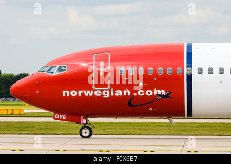 Vista laterale della cabina di pilotaggio di un Norvegese servizi aerei Boeing 737-800 velivolo come si prepara ad iniziare la sua togliere il rotolo dall'aeroporto di Manchester Foto Stock