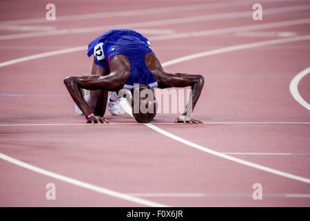 Pechino, Cina. Il 22 agosto, 2015. La Gran Bretagna è Mohamed Farah celebra dopo l'uomo 10.000 M finale al XV Associazione Internazionale delle Federazioni di Atletica (IAAF) Atletica Campionati del mondo presso il National Stadium, noto come Bird's Nest, a Pechino, in Cina, il 22 agosto 2015. Foto: Michael Kappeler/dpa/Alamy Live News Foto Stock