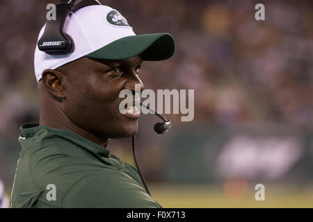 Agosto 21, 2015: New York getti head coach Todd Bowles guarda su durante il gioco di NFL tra i falchi di Atlanta e il New York getti alla MetLife Stadium di East Rutherford, New Jersey. I getti vinto 30-22. Christopher Szagola/CSM Foto Stock