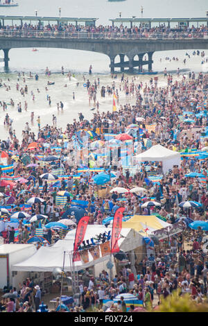 Bournemouth, Regno Unito. Il 22 agosto 2015. I visitatori si scende sul Bournemouth per l'Ottava annuale Bournemouth Air Festival. Credito: Carolyn Jenkins/Alamy Live News Foto Stock