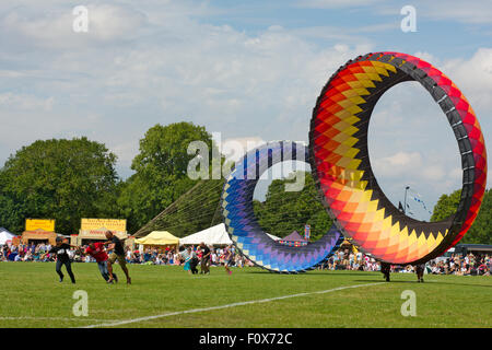 Bristol, Inghilterra, Regno Unito. Il 22 agosto, 2015. Bristol International Kite Festival il 22 - 23 agosto 2015 aveva previsioni meteo pioggia per la maggior parte di Sabato è stato dimostrato per essere un sole caldo giorno asciutto fino al tardo pomeriggio con grande partecipazione La partecipazione a questo evento gratuito che ha attirato partecipanti provenienti da tutta la Gran Bretagna, Europa e con alcuni da per quanto riguarda il Vietnam, Stati Uniti d'America. Aquiloni sono state eseguendo molti tipi di antenna display, e aveva molte forme fantasia. Sul terreno anche divertenti attività per bambini ed adulti con giostre, chioschi, kite making. Credit: Charles Stirling/Alamy Live News Foto Stock