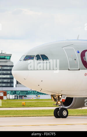 Dettaglio anteriore di Qatar Airways Airbus A330-200 aereo unendo la pista dell'aeroporto di Manchester Foto Stock