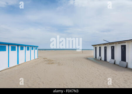 Rimini,Italy-April 17,2015:visualizzazione dei colori del Rimini cabina sulla spiaggia di fronte al mare di Rimini durante una giornata di sole. Foto Stock