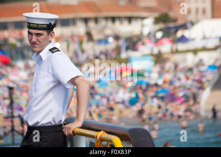 Bournemouth, Regno Unito. Il 22 agosto 2015. L uomo nella Royal Navy da HMS Duca di ferro in piedi sul molo di Bournemouth durante il Bournemouth Air Festival con la folla sulla spiaggia dietro il credito: Carolyn Jenkins/Alamy Live News Foto Stock