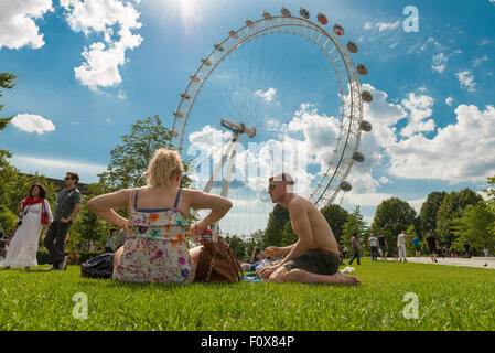 Londra, Regno Unito. Il 22 agosto, 2015. I londinesi sono impostati a crogiolarvi al sole splendente di sabato come le temperature si elevano verso 30C. Il 22 agosto, 2015. Credito: Velar concedere/ZUMA filo/Alamy Live News Foto Stock