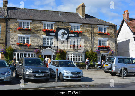 La Black Swan Hotel, Boutique Hotel di lusso, con sala da tè, caffè e la gente fuori, in un giorno d'estate. Helmsley, North Yorkshire Foto Stock