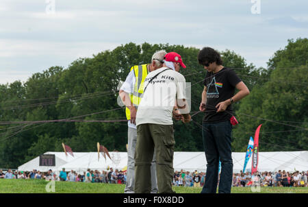 Durdham giù, Bristol, Regno Unito. Sabato 22 agosto 2015. L annuale Bristol International Kite Festival si è spostato dalla sua posizione precedente al Downs nella città. Il tempo era sorta con il blu del cielo e le temperature elevate portando fuori la folla, ma il vento leggero ha reso difficile ma non scoraggiare gli sforzi del kite club per visualizzare, molti attendng provenienti da tutto il mondo. Tutto il modo delle colorate aquiloni, bocce, le bandiere e gli striscioni sono stati che fluttua nel vento. Credito: Carolyn Eaton/Alamy Live News Foto Stock