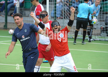 Hereford, Regno Unito. Il 22 agosto, 2015. Il cieco IBSA Football Campionati Europei 2015 al punto 4, Hereford. Inghilterra v Polonia - Roy Turnham festeggia dopo aver segnato il gol di apertura del torneo. Credito: James Maggs/Alamy Live News Foto Stock