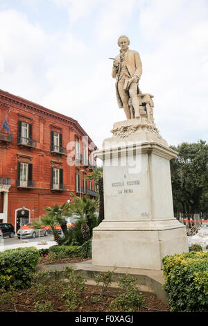 BARI, Italia - 16 Marzo 2015: Statua del xviii secolo compositore italiano Niccolò Piccinni al Teatro Piccinni di Bari, Italia Foto Stock