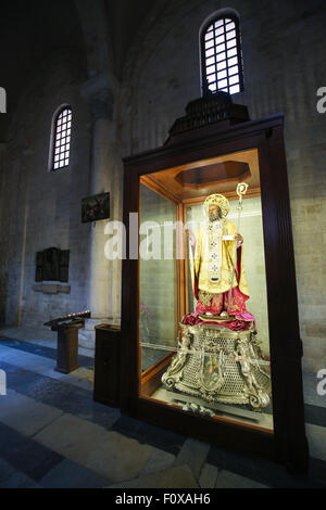 Statua di San Nicola nella Basilica di San Nicola, un famoso luogo di pellegrinaggio in bari, puglia, Italia Foto Stock