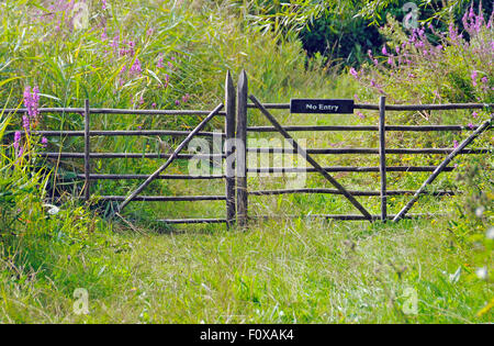 Cancello di legno a prato in London Wetland Centre, Inghilterra Foto Stock