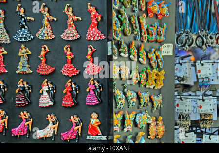 Negozio di souvenir stallo con magneti per il frigo su uno stallo presso la Ramblas, Barcelona Spagna Foto Stock