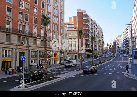 Empty street nel centro della città di Barcellona in una Domenica mattina, Spagna Foto Stock