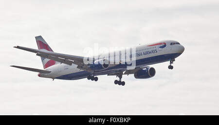 British Airways Boeing 767 G-BZHA venuta in terra a Londra Heathrow Airport LHR Foto Stock