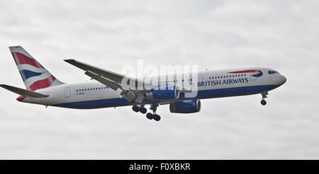 British Airways Boeing 767 G-BZHA venuta in terra a Londra Heathrow Airport LHR Foto Stock