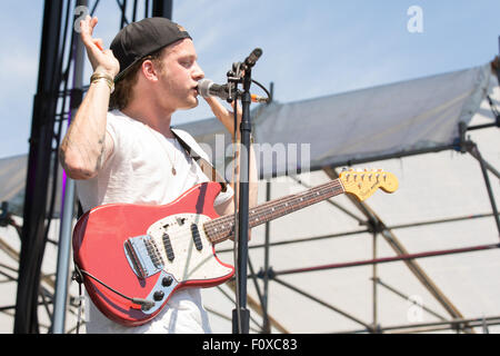 Wantagh, New York, Stati Uniti d'America. Il 22 agosto, 2015. Musicista Andy nuovo YorkS di CRUISR suona dal vivo durante la cerimonia inaugurale dei Billboard Hot 100 MUSIC FESTIVAL alla Nikon di Jones Beach Theatre in Wantagh, New York Credito: Daniel DeSlover/ZUMA filo/Alamy Live News Foto Stock