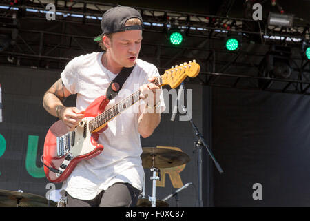 Wantagh, New York, Stati Uniti d'America. Il 22 agosto, 2015. Musicista Andy nuovo YorkS di CRUISR suona dal vivo durante la cerimonia inaugurale dei Billboard Hot 100 MUSIC FESTIVAL alla Nikon di Jones Beach Theatre in Wantagh, New York Credito: Daniel DeSlover/ZUMA filo/Alamy Live News Foto Stock