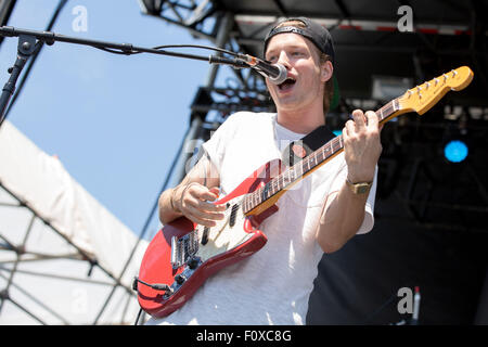 Wantagh, New York, Stati Uniti d'America. Il 22 agosto, 2015. Musicista Andy nuovo YorkS di CRUISR suona dal vivo durante la cerimonia inaugurale dei Billboard Hot 100 MUSIC FESTIVAL alla Nikon di Jones Beach Theatre in Wantagh, New York Credito: Daniel DeSlover/ZUMA filo/Alamy Live News Foto Stock