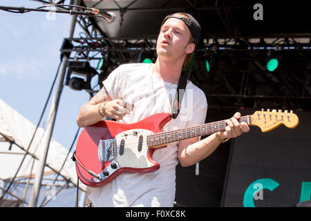 Wantagh, New York, Stati Uniti d'America. Il 22 agosto, 2015. Musicista Andy nuovo YorkS di CRUISR suona dal vivo durante la cerimonia inaugurale dei Billboard Hot 100 MUSIC FESTIVAL alla Nikon di Jones Beach Theatre in Wantagh, New York Credito: Daniel DeSlover/ZUMA filo/Alamy Live News Foto Stock