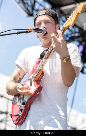 Wantagh, New York, Stati Uniti d'America. Il 22 agosto, 2015. Musicista Andy nuovo YorkS di CRUISR suona dal vivo durante la cerimonia inaugurale dei Billboard Hot 100 MUSIC FESTIVAL alla Nikon di Jones Beach Theatre in Wantagh, New York Credito: Daniel DeSlover/ZUMA filo/Alamy Live News Foto Stock