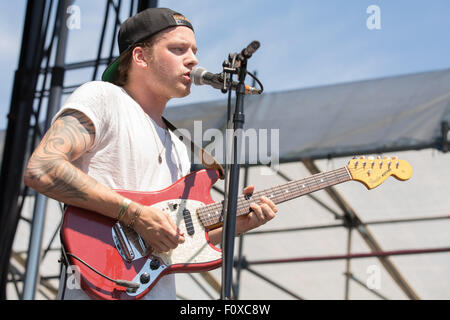 Wantagh, New York, Stati Uniti d'America. Il 22 agosto, 2015. Musicista Andy nuovo YorkS di CRUISR suona dal vivo durante la cerimonia inaugurale dei Billboard Hot 100 MUSIC FESTIVAL alla Nikon di Jones Beach Theatre in Wantagh, New York Credito: Daniel DeSlover/ZUMA filo/Alamy Live News Foto Stock