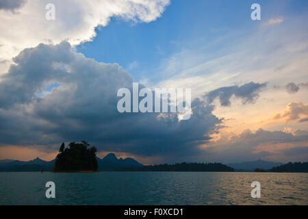 Tramonto e nuvole temporalesche su CHEOW EN lago in Khao Sok NATIONAL PARK - Tailandia Foto Stock