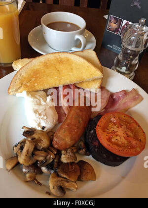Tradizionale prima colazione inglese,l'uovo,salsicce, pancetta, budino nero,Toast,Fungo Foto Stock