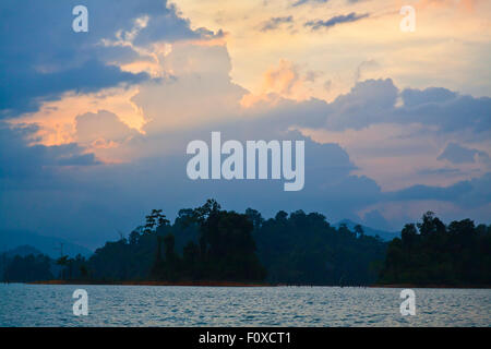 Tramonto e nuvole temporalesche su CHEOW EN lago in Khao Sok NATIONAL PARK - Tailandia Foto Stock