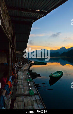 La mattina presto a CHIEW ZATTERA LAN HOUSE su CHEOW EN lago in Khao Sok NATIONAL PARK - Tailandia Foto Stock