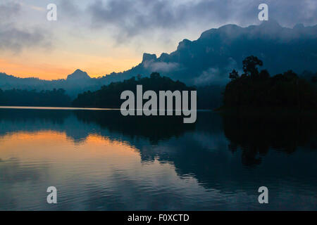Alba come visto da CHIEW ZATTERA LAN HOUSE su CHEOW EN lago in Khao Sok NATIONAL PARK - Tailandia Foto Stock