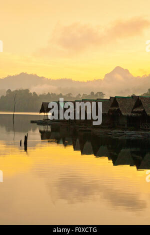 Alba come visto da CHIEW ZATTERA LAN HOUSE su CHEOW EN lago in Khao Sok NATIONAL PARK - Tailandia Foto Stock