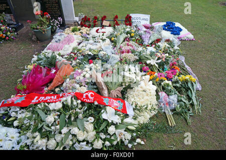 Liverpool, Regno Unito. Il 22 agosto, 2015. Vista ventole note floreali omaggi a Cilla Black a Allerton nel cimitero Woolton, Liverpool la sera del Sabato, Agosto 28th, 2015. Credito: Pak Hung Chan/Alamy Live News Foto Stock