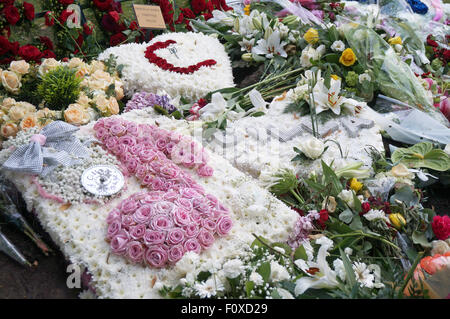 Liverpool, Regno Unito. Il 22 agosto, 2015. Vista ventole note floreali omaggi a Cilla Black a Allerton nel cimitero Woolton, Liverpool la sera del Sabato, Agosto 28th, 2015. Credito: Pak Hung Chan/Alamy Live News Foto Stock