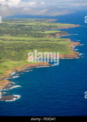 Hawaii Maui USA costa frastagliata dall'aria che mostra il contrasto di Oceaon blu e verde terra, Foto Stock