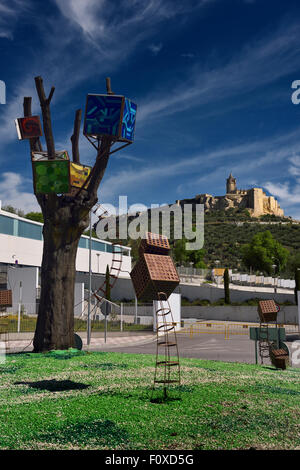 Antica fortezza collinare di Mota con chiesa abbaziale e scultura moderna in ospedale in Alcala la Real Spagna Foto Stock