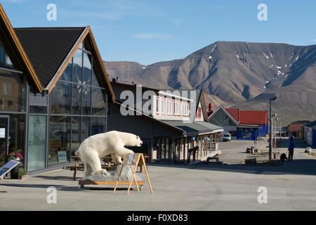Norvegia, il Mare di Barents, arcipelago delle Svalbard, Spitsbergen, la città capitale di Longyearbyen, downtown area dello shopping con orso ripiene. Foto Stock