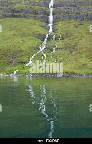 L'Islanda, Westfjords, Jokulflrdir, Lonagfjordur Riserva Naturale (66°16'33' N 22°37'15" W). Fiordo remoto riflessioni. Foto Stock