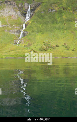 L'Islanda, Westfjords, Jokulflrdir, Lonagfjordur Riserva Naturale (66°16'33' N 22°37'15" W). Fiordo remoto riflessioni. Foto Stock