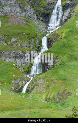 L'Islanda, Westfjords, Jokulflrdir, Lonagfjordur Riserva Naturale (66°16'33' N 22°37'15" W). Fiordo remoto cascata. Foto Stock